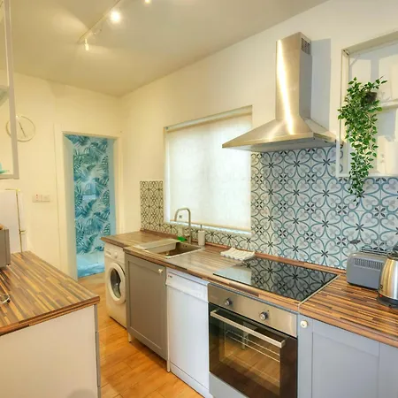 Apartment 2 Bedroom 3min Walk From The