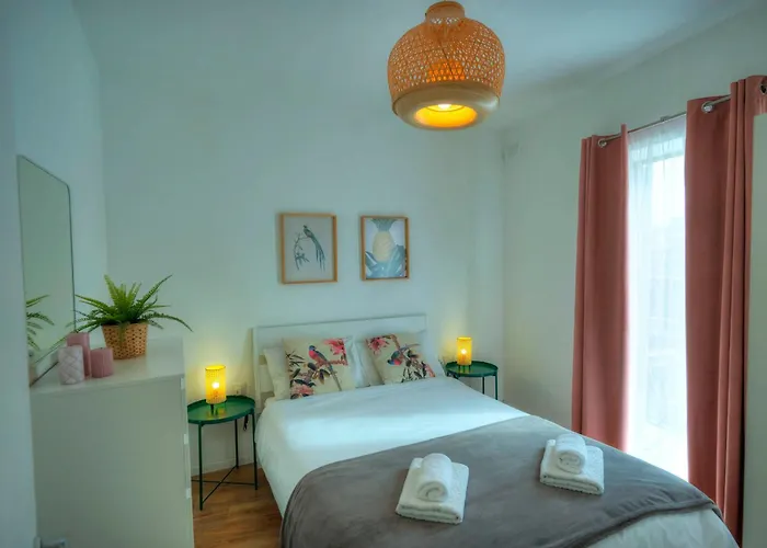 Апартаменты 2 Bedroom 3min Walk From The *