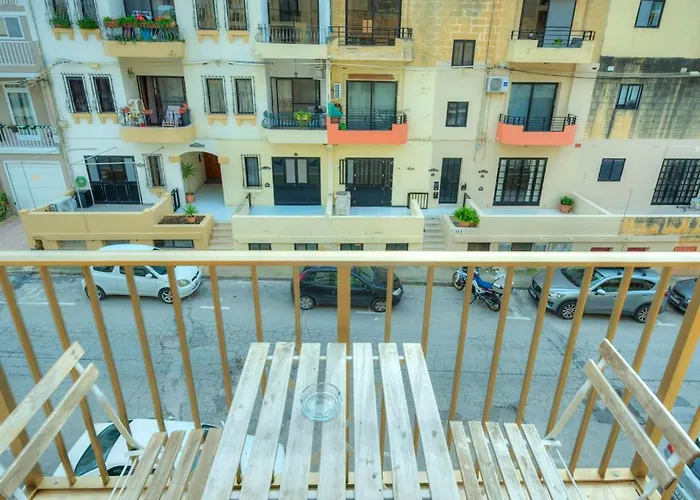 Апартаменты 2 Bedroom 3min Walk From The