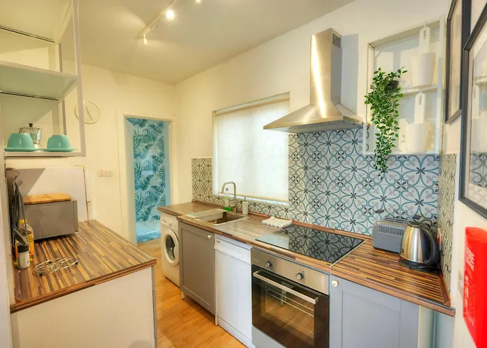 Апартаменты 2 Bedroom 3min Walk From The